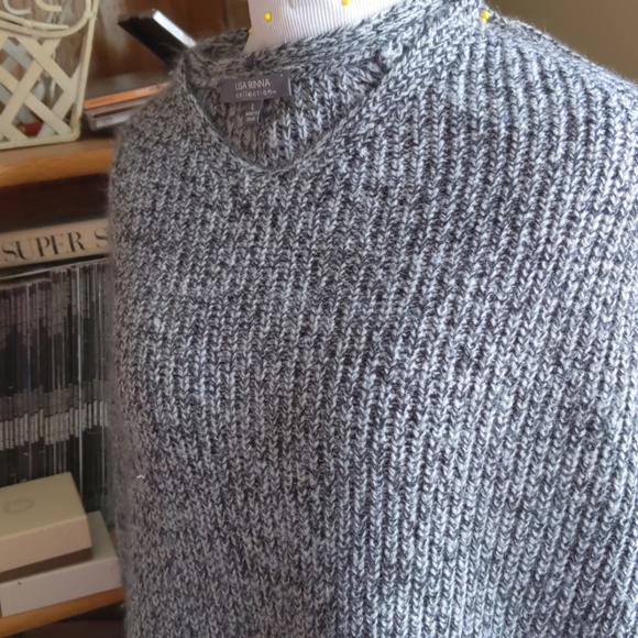 Lisa Rinna Collection Sweaters - V neck sweater/